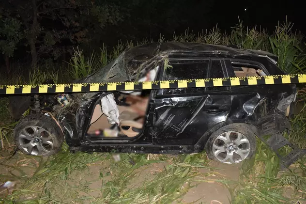 Fată de 15 ani moartă în BMW-ul cu volan pe dreapta furat de iubitul ei, tot de 15 ani, de la părinți. Accidentul, pe E85, în Buzău