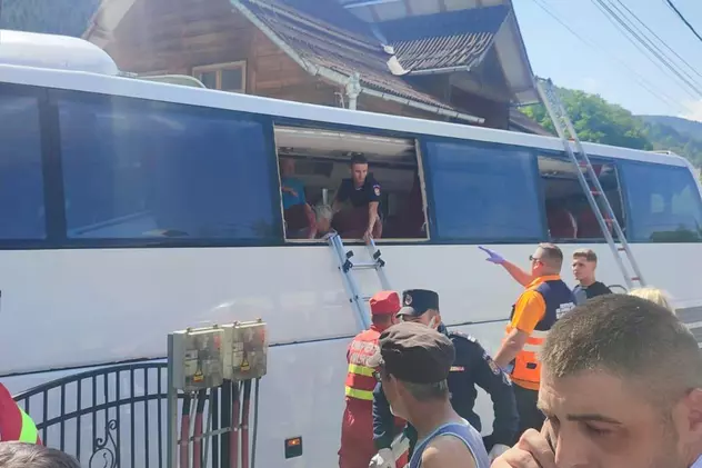Accident grav în Maramureș: un autocar cu 51 de polonezi a intrat în gardul unei case. Sunt 8 răniți, șoferul a murit