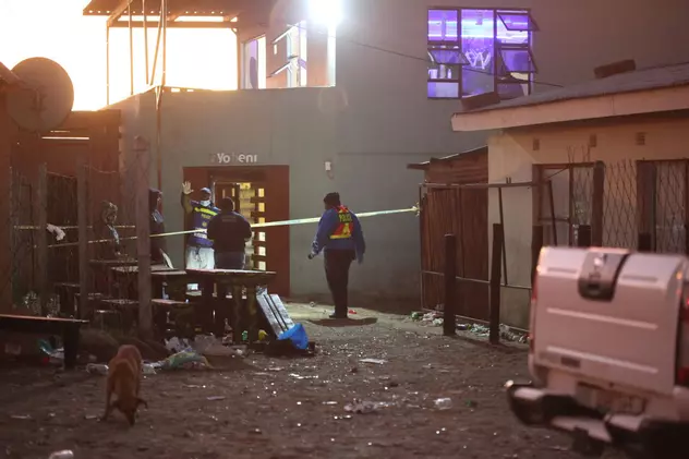 De ce au murit 21 de tineri într-un club din Africa de Sud? Misterul pe care țara încearcă să-l deslușească de două săptămâni