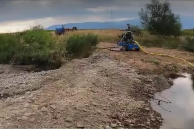 Un fermier din Brașov a blocat cursul râului Bârsa ca să-și irige terenul. „Păi, ce să fac, să se usuce cultura?”