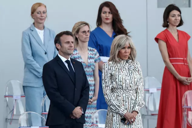 Cât costă rochia purtată de Brigitte Macron la parada de Ziua Franței. Prima Doamnă s-a pozat alături de Naomi Campbell