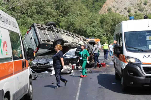 Doi copii mici și părinții lor, nevătămați într-un BMW strivit de o dubă. Un șofer român de TIR, victimă a accidentului din Bulgaria