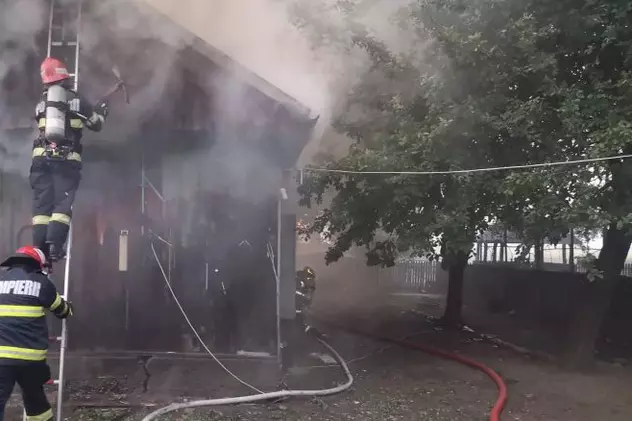 Un bărbat și-a dat foc la casă, apoi a sunat la 112 și a chemat pompierii să stingă incendiul, în Botoșani