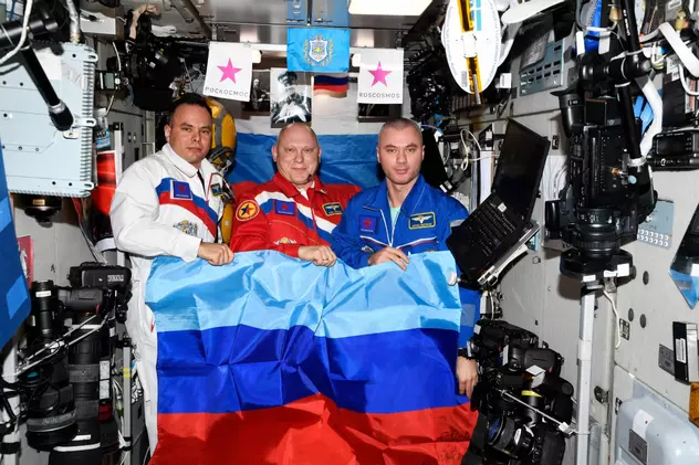 Cosmonauții ruși s-au fotografiat cu steagul separatiștilor din Luhansk și Donețk la bordul Stației Spațiale