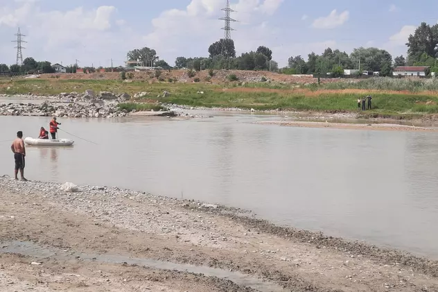 Un băiat de 18 ani a murit înecat în râul Moldova, încercând să-și salveze sora. Fata a decedat la spital