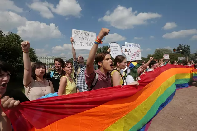 Parlamentarii ruși propun extinderea legii privind „propaganda gay” la toți adulții. Cum își motivează demersul