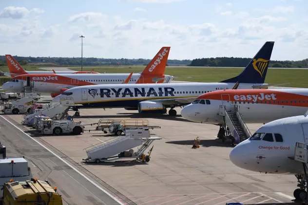 Pasageri români, blocați aproape o oră într-un avion, pe aeroportul Luton din Londra: „Nu are cine să aducă scara să putem ieși”