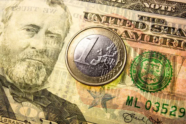 Euro și dolarul american, la aceeași valoare pentru prima dată în ultimii 20 de ani