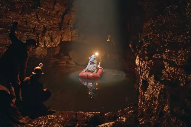 „Grota”, un film despre o peșteră adâncă de 700 de metri, ne îndeamnă să ne uităm în interiorul nostru