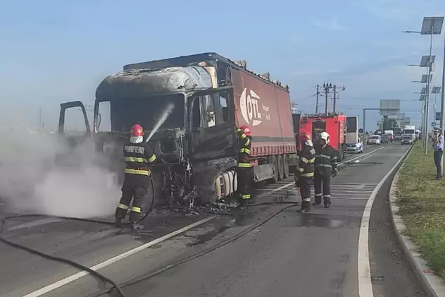 Incendiu pe Centura de Vest a Ploieștiului. Un camion încărcat cu cărămidă s-a făcut scrum