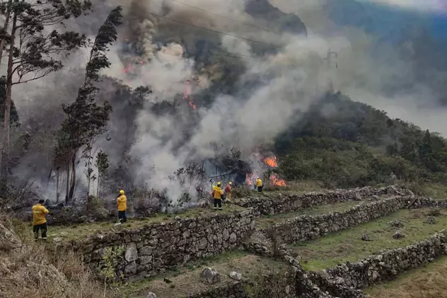 Machu Picchu, amenințat de un incendiu de vegetație. Intervenție dificilă pentru pompieri