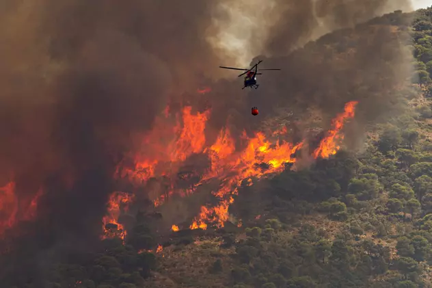 Incendiile de vegetație se extind în sudul Europei în plin val de caniculă. Oamenii din zonele afectate vorbesc despre imagini „post-apocaliptice”