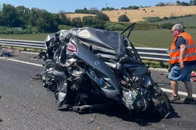 Un șofer român de TIR a spulberat un Renault staționat și a ucis o bătrână de 85 de ani, chiar sub ochii fiului ei, pe o autostradă din Italia
