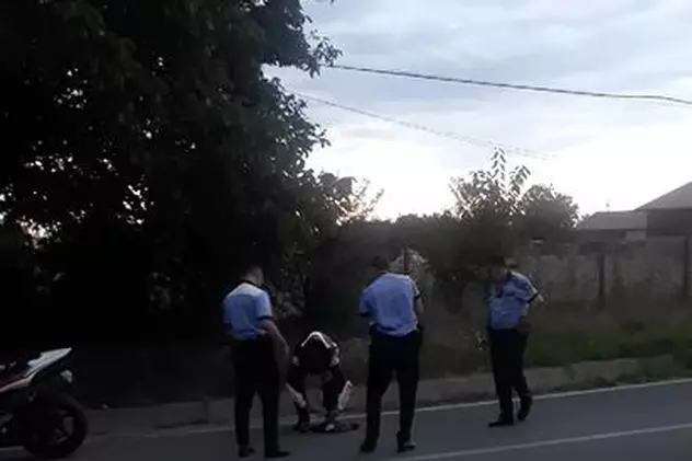 Un motociclist, urmărit cu focuri de armă pe un drum din Vrancea. Momentul, filmat de un martor - VIDEO