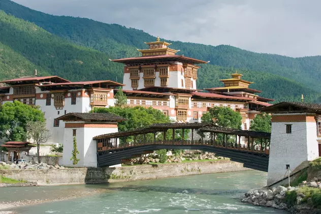 Bhutan își redeschide granițele pentru turiști, însă mărește taxele. Cât costă să vizitezi micul regat himalayan