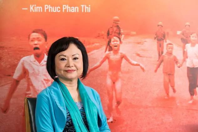 „Fata Napalm”, Phan Thi Kim Phuc, și-a încheiat tratamentul pentru arsuri la 50 de ani după atacul asupra satului ei din Vietnam