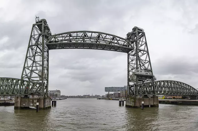 Podul istoric Koningshaven din Rotterdam nu va mai fi demontat ca să facă loc iahtului lui Jeff Bezos, după valul de critici