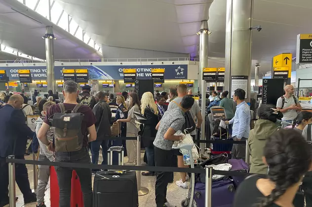 Directorul Heathrow susține că de vină pentru haosul din aeroporturi sunt pasagerii care își iau la ei prea multe produse de machiaj