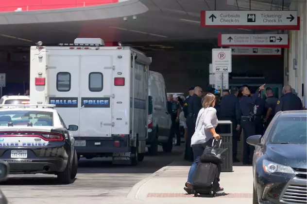 O femeie a tras mai multe focuri de armă pe un aeroport din Texas. Polițiștii au împușcat-o