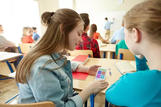 Epopeea Bibliotecii școlare virtuale, amânată de 11 ani și 13 guverne. Ministerul Educației anunță noi întârzieri din cauza războiului din Ucraina