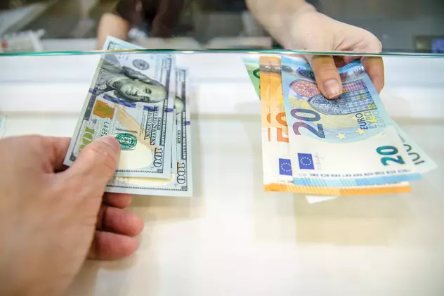 Ce înseamnă pentru fiecare român faptul că dolarul e pe cale să depășească euro. Atenție la pompă și la mâncare!