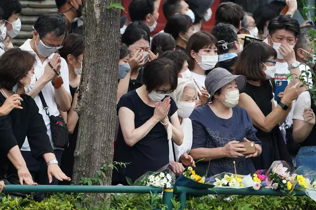 Mii de oameni s-au adunat la Tokyo pentru a-i aduce un ultim omagiu lui Shinzo Abe, fostul premier japonez asasinat