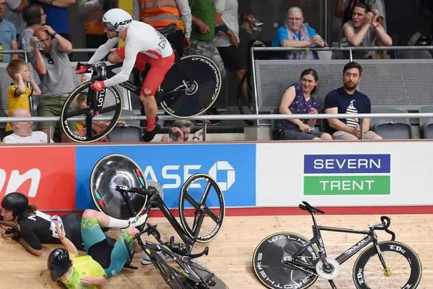 Un ciclist britanic a zburat în tribună, după un accident teribil pe velodrom, la Jocurile Commonwealth. Trei sportivi sunt în spital, doi spectatori au fost răniți
