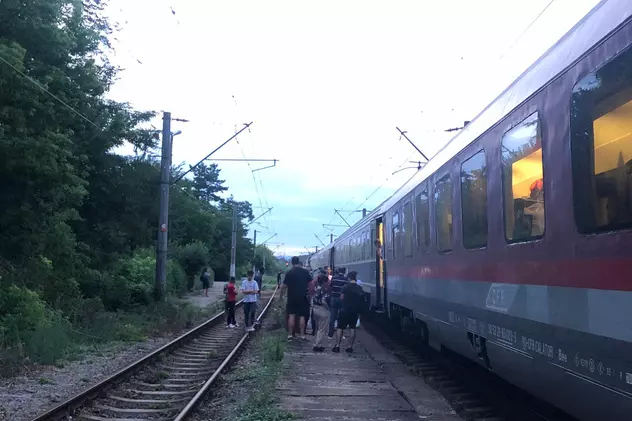 Conductorul unui tren, după ce locomotiva s-a stricat și a rămas în câmp, în Gorj: „Era pentru prima dată când nu avea întârziere”