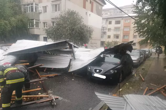 Acoperișuri smulse și copaci căzuți peste mașini, în urma vijeliei din Focșani. Orașul a fost sub cod portocaliu de vreme rea