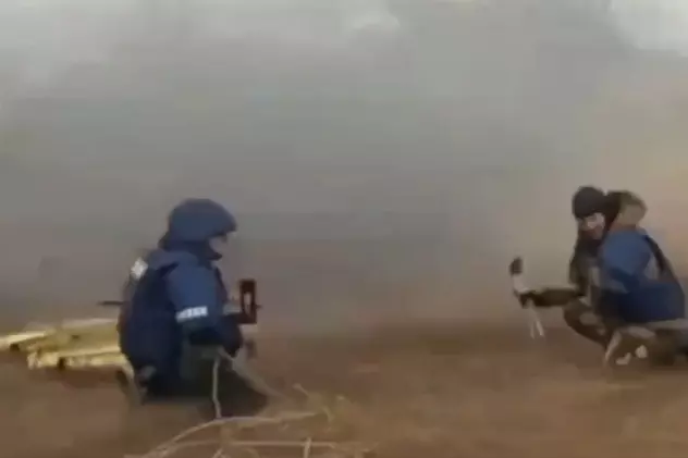Un ziarist rus transmitea în direct de lângă țeava unui tun care trăgea în ucraineni și a fost lovit în plin de suflul loviturii | VIDEO