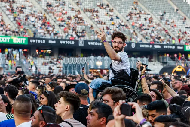 Fotografia zilei la UNTOLD. Tânăr în scaun cu rotile, ridicat deasupra mulțimii, în timpul concertului INNEI