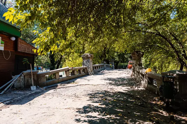 La mai bine de un an după ce Podul Mare din Parcul Cișmigiu s-a prăbușit, Primăria Capitalei anunță începerea lucrărilor de reparare