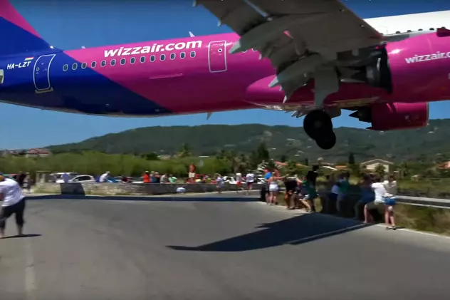 VIDEO. Avion filmat trecând la câțiva metri deasupra turiștilor, înainte de a ateriza pe insula grecească Skiathos