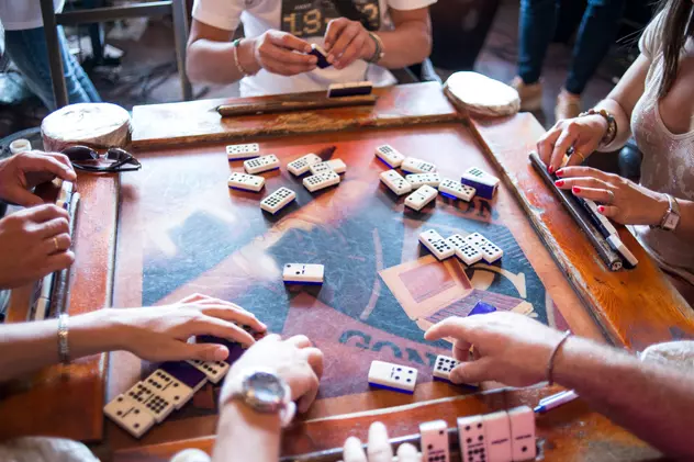 Cum se joacă Domino – Imagine cu patru persoane care joacă domino