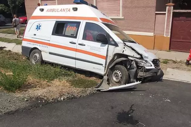 O ambulanță aflată în misiune, fără pacient, a ajuns în șanț, după ce altă mașină i-a tăiat calea, în Arad. Șoferul a fost rănit