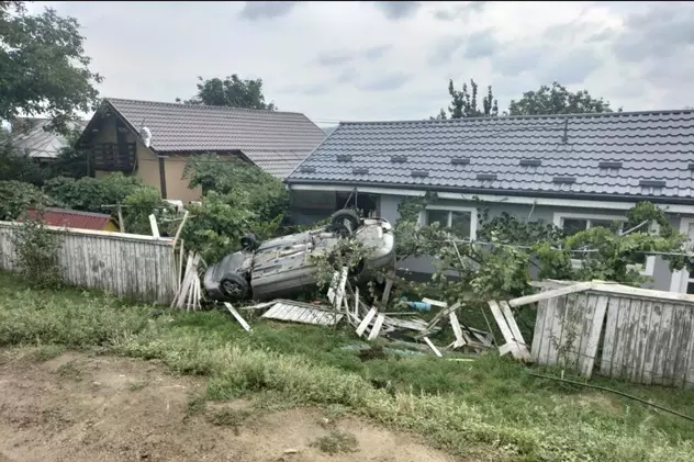 Accident spectaculos în Vaslui. Un tânăr de 19 ani din Buzău a ratat o depășire, a doborât un gard și a aterizat cu mașina în casa unui localnic