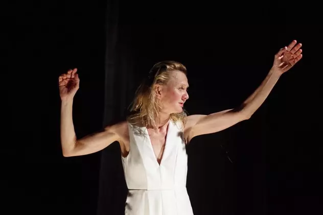 INTERVIU. Mărturia unei actrițe din Franța despre rolul teatrului în vremuri tulburi: „Arta poate schimba viața cuiva, deci poate să schimbe și societatea” 