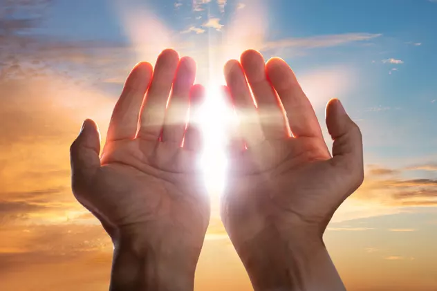 Indulgente- Doua maini ridicate spre cer