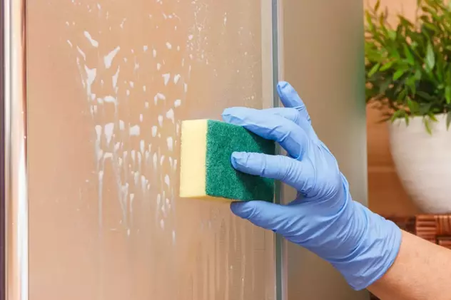 Cum se curăță cabina de duș, rugina și piatra de pe pereții din sticlă