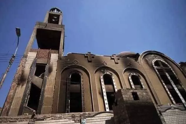 Imagini din Giza, unde un incendiu puternic a cuprins o biserică în care se aflau mii de persoane