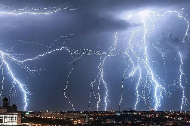 Furtuna de fulgere de sâmbătă noaptea, din București, spectacol unic: „Din păcate, niciun strop de ploaie”