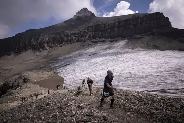 O trecătoare din Alpii elvețieni a ieșit la iveală după ce gheața care o acoperea, veche de 2.000 de ani, s-a topit