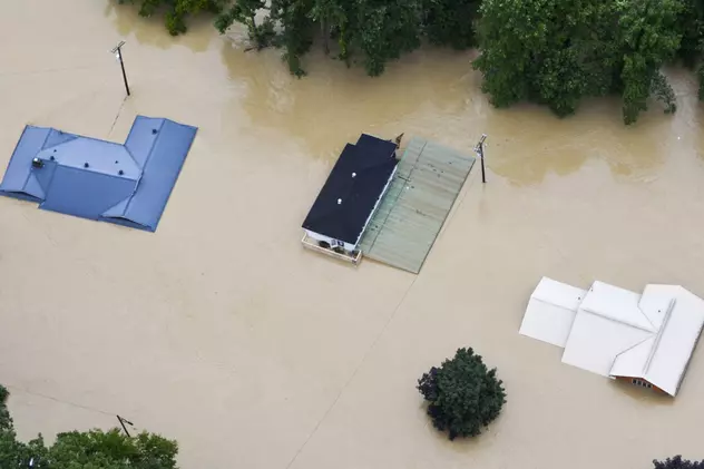„Totul e distrus”. Sute de oameni sunt dați dispăruți, în urma inundațiilor devastatoare din Kentucky