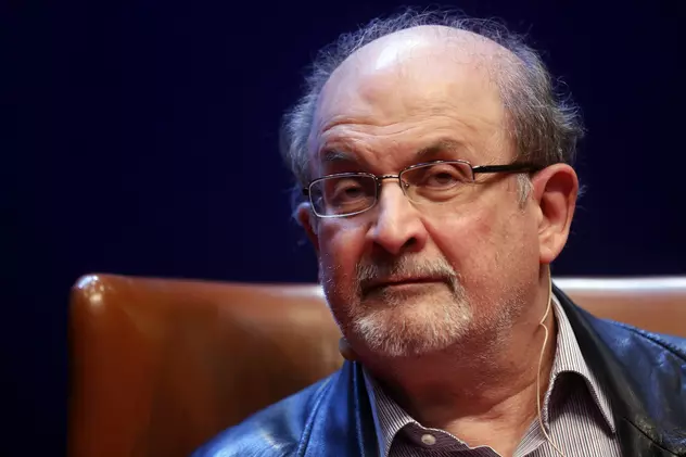 Trăiește, dar „veștile nu sunt bune”. Detalii despre starea lui Salman Rushdie, după ce a fost înjunghiat pe o scenă din New York