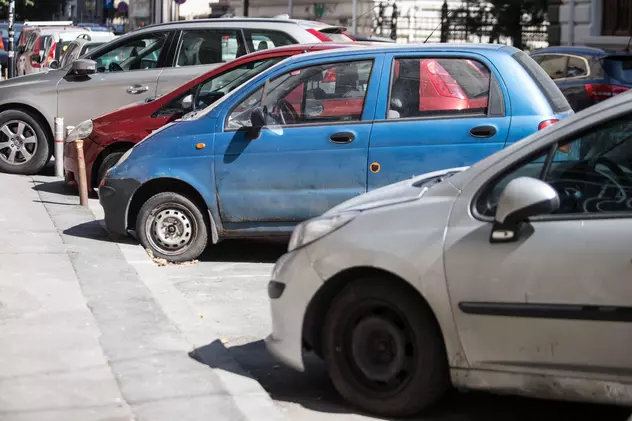 Începând de luni, 15 august, șoferii riscă amenzi și blocarea mașinilor, dacă folosesc parcările din București fără să le plătească