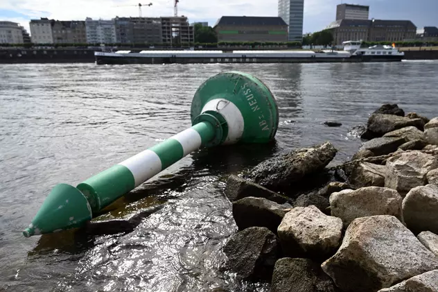 Navigația pe râul Rin, rută crucială pentru transporturi de materii prime, în pericol din cauza nivelului scăzut al apei