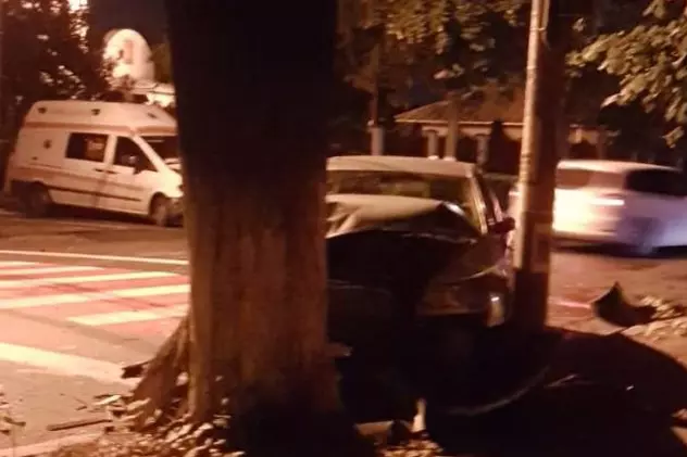 Două persoane au fost rănite într-un accident în care a fost implicată o ambulanță, în orașul Buzău