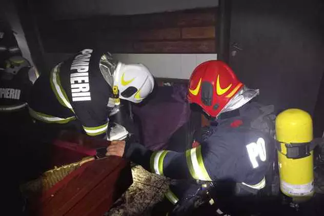 Incendiu la o pensiune din Brezoi unde erau cazați 41 de copii. 16 dintre ei au ajuns la spital