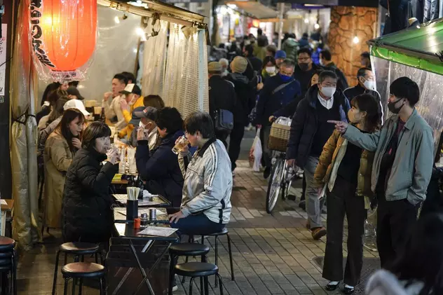 Japonia le cere tinerilor să bea mai mult alcool. Motivul din spatele campaniei „Sake Viva”