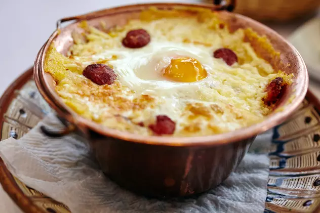 Mămăligă cu brânză și ou la cuptor - rețete